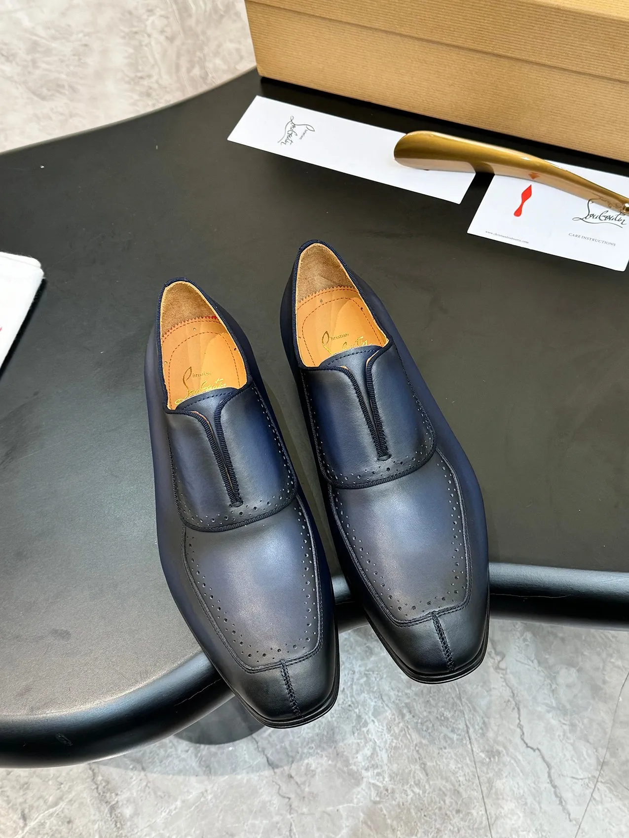 Batch 1080 yuan 💰CL～High-end men’s 👔casual loafers with red soles! ••🆑Genuine and top-quality goods from original orders ••✅💯 Purchase goods from top-quality original orders! Original imported patterned cowhide➕Imported cowhide lining➕Cowhide feet➕Original leather outsole~Size: 39-44 (38, 45.46.47 can be customized)